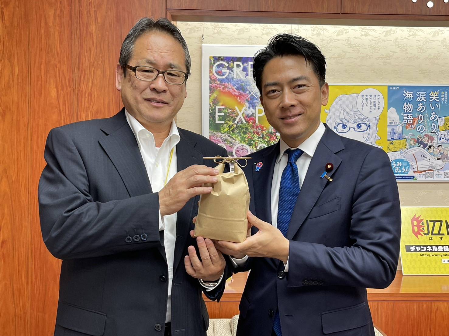 理事長と小泉大臣の意見交換の様子